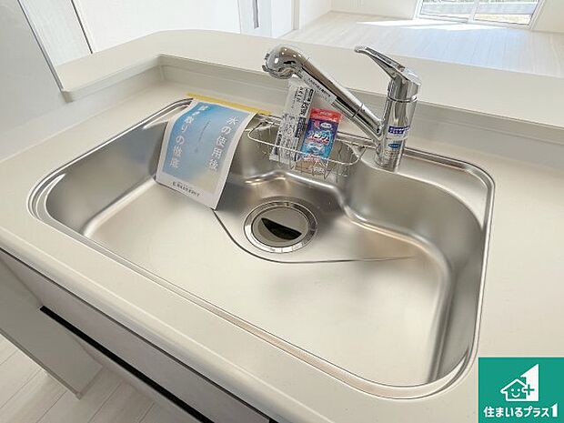 【キッチンシンク】蛇口の先端に浄水器を内蔵しています!原水と浄水、お湯と冷水、シャワーの切替えがワンタッチなので用途によって使い分けられます。