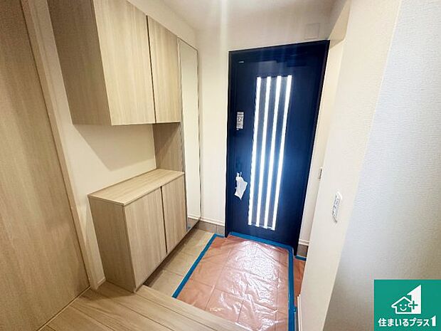 【玄関】シューズボックスにはたくさんの靴が収納できるので玄関周りはいつもスッキリ！ご家族が増えても安心！