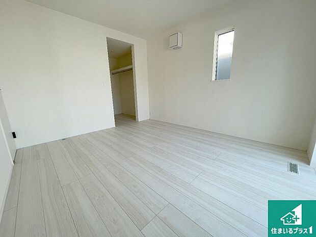 【洋室】シンプルな洋室は、自分好みのインテリアが楽しめます♪ご家族とインテリアや家具を選びに行くのは新築購入時の醍醐味の一つです。ぜひお楽しみください♪