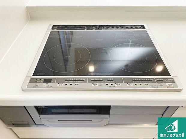 【コンロ】火を使わないので、安心なＩＨコンロ！でこぼこが無い構造なので、掃除もしやすく清潔に保てます！