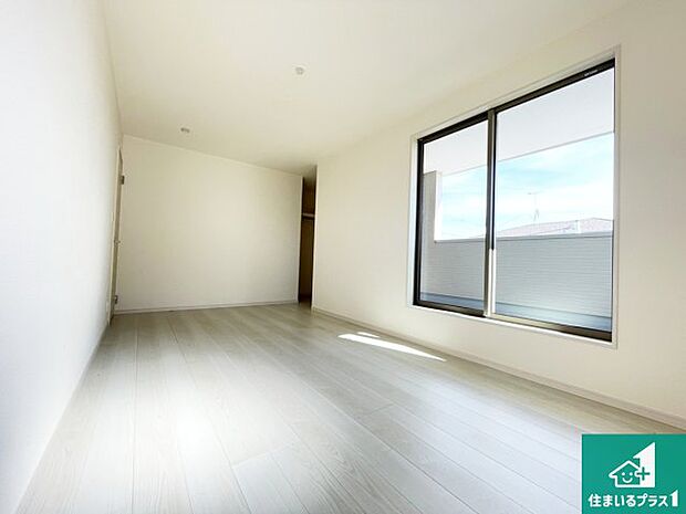 【洋室】寝室は心地よい眠りについてもらいたくて、シンプルかつ開放的な空間な設計にしています！大きな窓から差し込む日が心地いいです♪