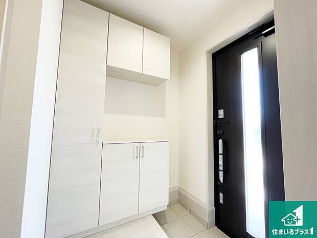 【玄関】シューズボックスにはたくさんの靴が収納できるので玄関周りはいつもスッキリ！ご家族が増えても安心！