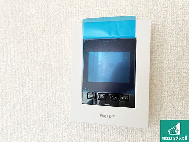 【カラーモニターインターホン】声だけでなく来訪者の姿や顔がモニターで確認できるので、小さなお子様がいらっしゃるご家庭でも安心できます！