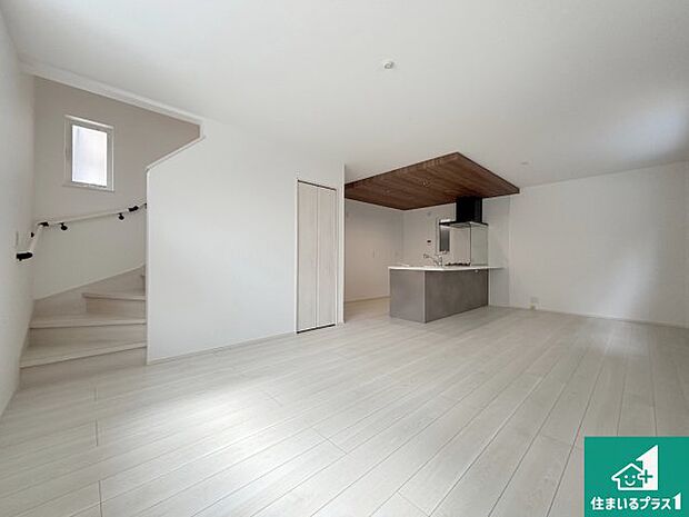 【居間・リビング】日当たり良好の明るいリビングで朝の目覚めもスッキリできそう！対面キッチンでご家族のコミュニケーションも自然と増える設計！小さなお子様が遊ぶスペースを作っても広々とくつろげるLDK！