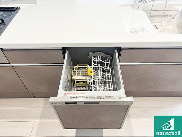 【食器洗い乾燥機】食事後の一仕事、食器洗いをボタン一つでお任せできちゃいます！場所を取らないビルトイン式なので、お料理スペースもしっかり確保！ 