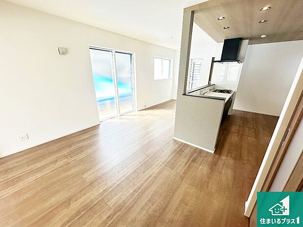 【居間・リビング】日当たり良好の明るいリビングで朝の目覚めもスッキリできそう!対面キッチンでご家族のコミュニケーションも自然と増える設計!小さなお子様が遊ぶスペースを作っても広々とくつろげるLDK!