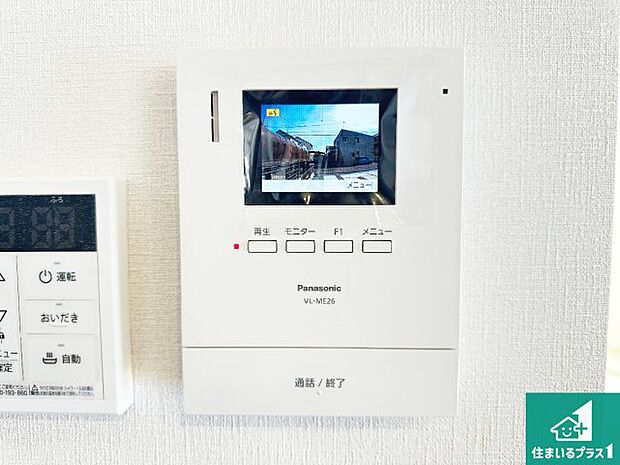 【カラーモニターインターホン】声だけでなく来訪者の姿や顔がモニターで確認できるので、小さなお子様がいらっしゃるご家庭でも安心できます!