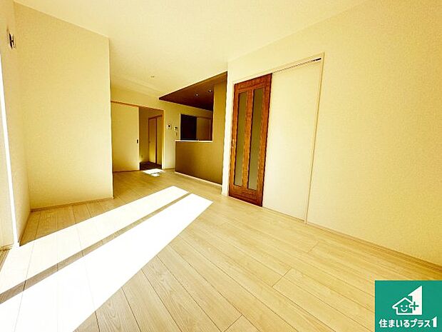 【居間・リビング】日当たり良好の明るいリビングで朝の目覚めもスッキリできそう！対面キッチンでご家族のコミュニケーションも自然と増える設計！小さなお子様が遊ぶスペースを作っても広々とくつろげるLDK！