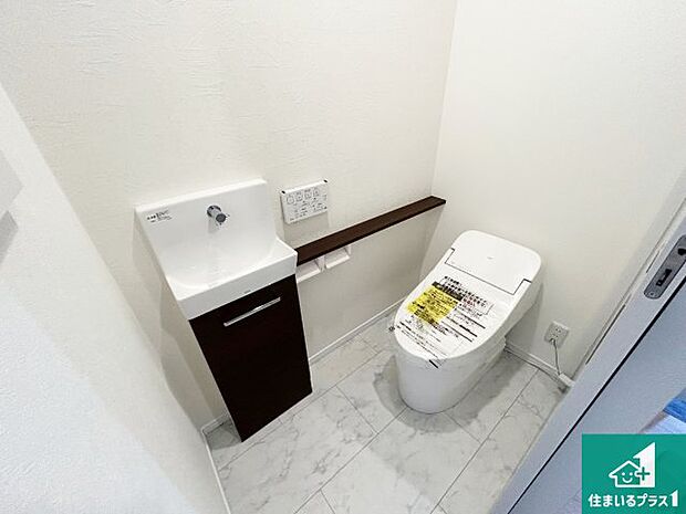 【トイレ】1・2階の2ヶ所にあるので、朝の忙しい時間の順番待ちもなく、深夜の利用にも大変便利です。