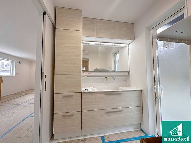 【独立洗面台】清潔感のある洗面台です。フラットな鏡は掃除がしやすく毎日清潔！鏡裏には収納があるのでスッキリとした洗面台が保てます。