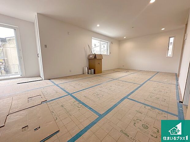 【居間・リビング】日当たり良好の明るいリビングで朝の目覚めもスッキリできそう！対面キッチンでご家族のコミュニケーションも自然と増える設計！小さなお子様が遊ぶスペースを作っても広々とくつろげるLDK！