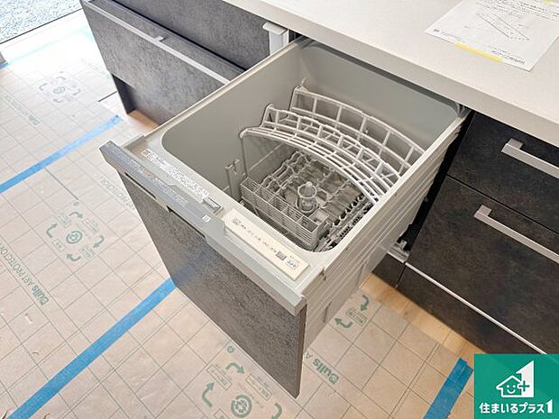 【食器洗浄乾燥機】食事後の一仕事、食器洗いをボタン一つでお任せできちゃいます！場所を取らないビルトイン式なので、お料理スペースもしっかり確保！