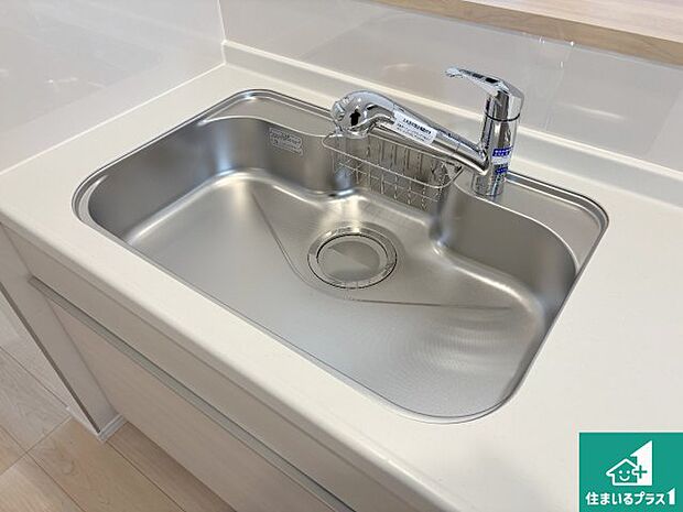 【キッチンシンク】蛇口の先端に浄水器を内蔵しています！原水と浄水、お湯と冷水、シャワーの切替えがワンタッチなので用途によって使い分けられます。