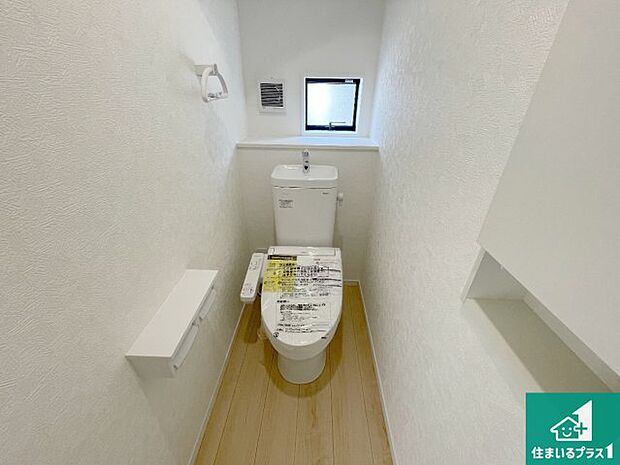 【トイレ】1・2階の2ヶ所にあるので、朝の忙しい時間の順番待ちもなく、深夜の利用にも大変便利です。