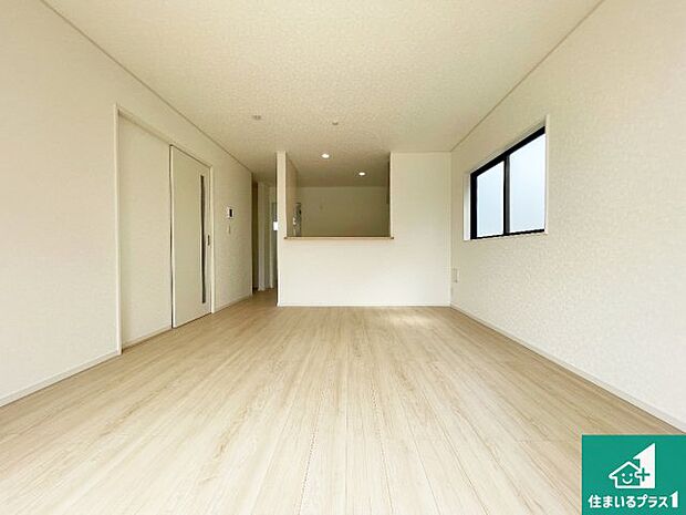 【居間・リビング】日当たり良好の明るいリビングで朝の目覚めもスッキリできそう！対面キッチンでご家族のコミュニケーションも自然と増える設計！小さなお子様が遊ぶスペースを作っても広々とくつろげるLDK！