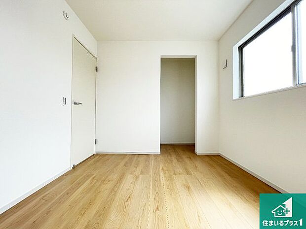 【洋室】ウォークインクローゼット付きで生活スペースもスッキリできます。各居室にも収納がありますので、お子様の衣類やおもちゃなどもしっかり収納できます。