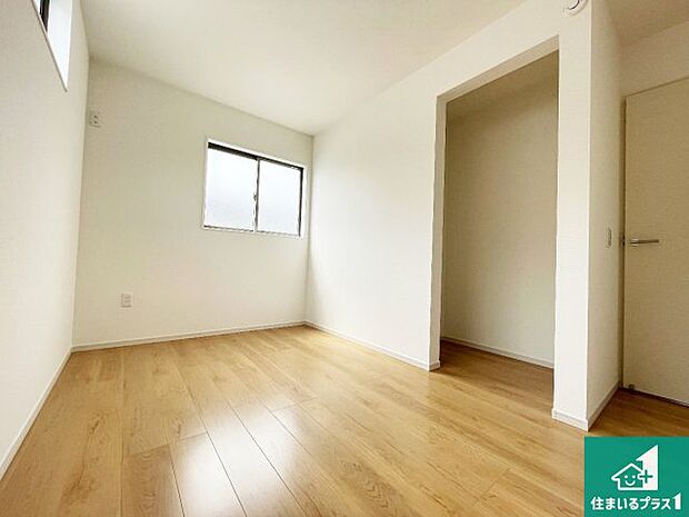 【洋室】ウォークインクローゼット付きで生活スペースもスッキリできます。各居室にも収納がありますので、お子様の衣類やおもちゃなどもしっかり収納できます。