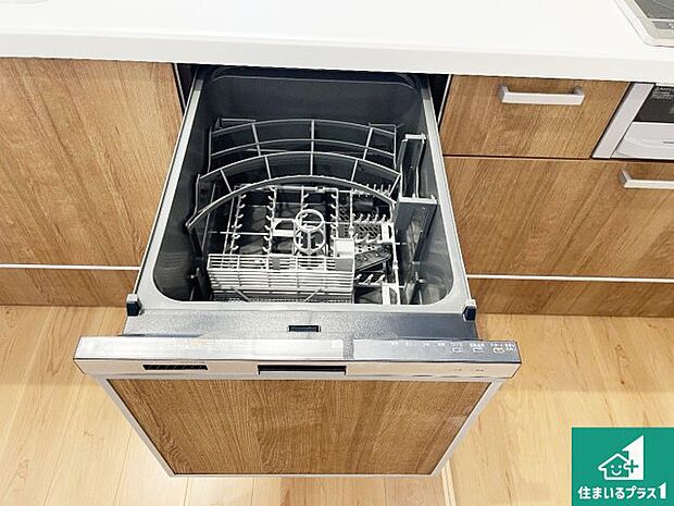 【食器洗浄乾燥機】食事後の一仕事、食器洗いをボタン一つでお任せできちゃいます!場所を取らないビルトイン式なので、お料理スペースもしっかり確保!