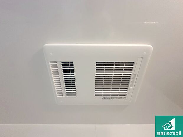 【浴室暖房乾燥機】四季を通して快適なバスライフをお手伝いする浴室暖房乾燥機!浴室の乾燥・暖房・涼風・換気はもちろん、24時間換気にも対応!