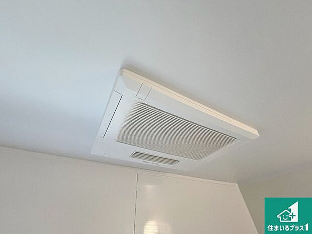 【浴室暖房乾燥機】四季を通して快適なバスライフをお手伝いする浴室暖房乾燥機！浴室の乾燥・暖房・涼風・換気はもちろん、２４時間換気にも対応！ 