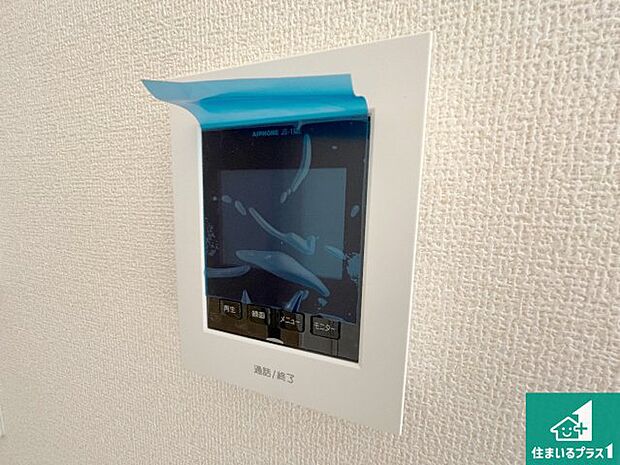 【カラーモニターインターホン】声だけでなく来訪者の姿や顔がモニターで確認できるので、小さなお子様がいらっしゃるご家庭でも安心できます！
