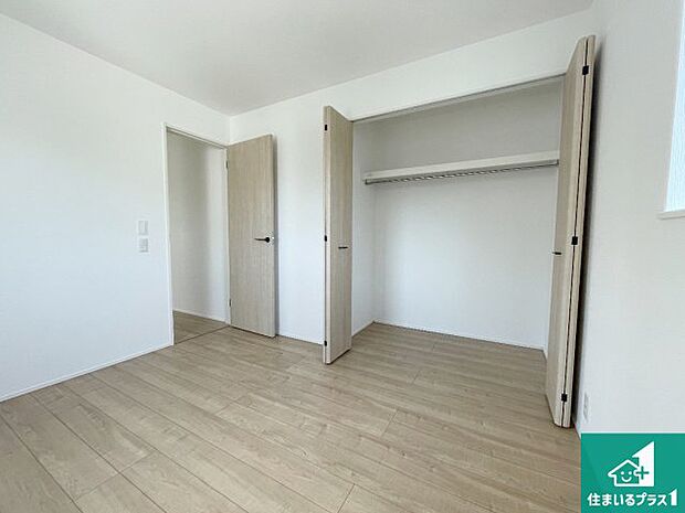 【洋室】シンプルな洋室は、自分好みのインテリアが楽しめます♪ご家族とインテリアや家具を選びに行くのは新築購入時の醍醐味の一つです。ぜひお楽しみください♪