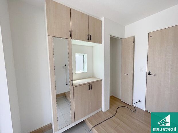 【玄関】シューズボックスにはたくさんの靴が収納できるので玄関周りはいつもスッキリ！ご家族が増えても安心！