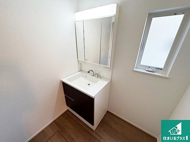 【独立洗面台】清潔感のある洗面台です。フラットな鏡は掃除がしやすく毎日清潔！鏡裏には収納があるのでスッキリとした洗面台が保てます。 