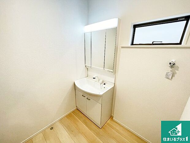 【独立洗面台】清潔感のある洗面台です。フラットな鏡は掃除がしやすく毎日清潔！鏡裏には収納があるのでスッキリとした洗面台が保てます。