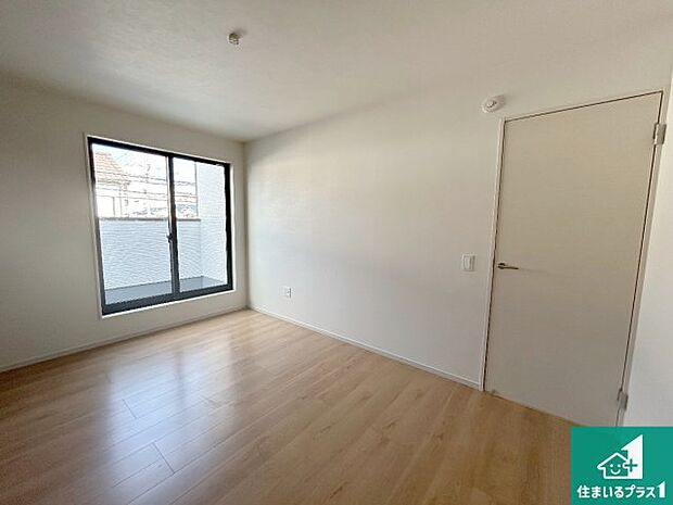 【洋室】シンプルな洋室は、自分好みのインテリアが楽しめます♪ご家族とインテリアや家具を選びに行くのは新築購入時の醍醐味の一つです。ぜひお楽しみください♪