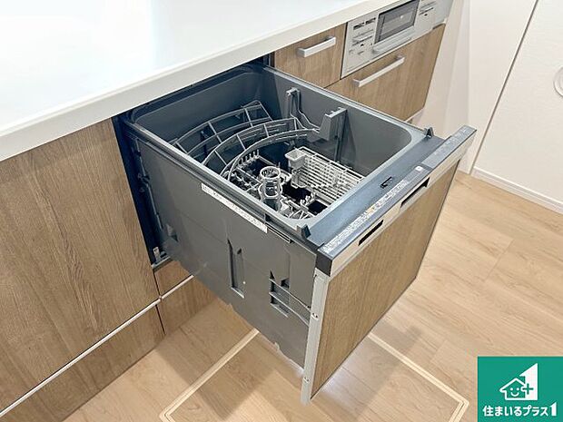 【食器洗浄乾燥機】食事後の一仕事、食器洗いをボタン一つでお任せできちゃいます！場所を取らないビルトイン式なので、お料理スペースもしっかり確保！