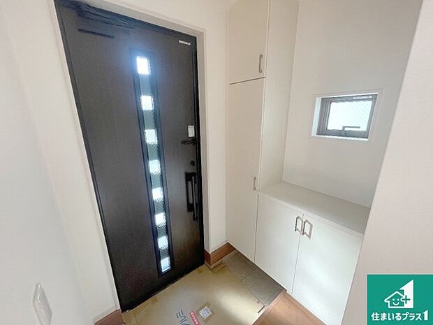 【玄関】シューズボックスにはたくさんの靴が収納できるので玄関周りはいつもスッキリ！ご家族が増えても安心！