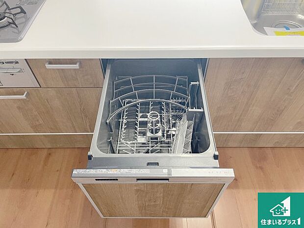 【食器洗い乾燥機】食事後の一仕事、食器洗いをボタン一つでお任せできちゃいます！場所を取らないビルトイン式なので、お料理スペースもしっかり確保！ 