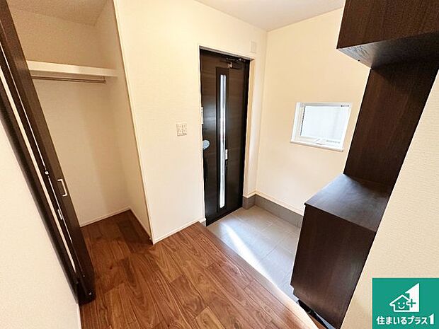 【玄関】シューズボックスにはたくさんの靴が収納できるので玄関周りはいつもスッキリ！ご家族が増えても安心！