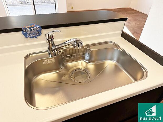 【キッチンシンク】蛇口の先端に浄水器を内蔵しています！原水と浄水、お湯と冷水、シャワーの切替えがワンタッチなので用途によって使い分けられます。