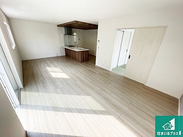 【居間・リビング】日当たり良好の明るいリビングで朝の目覚めもスッキリできそう!対面キッチンでご家族のコミュニケーションも自然と増える設計!小さなお子様が遊ぶスペースを作っても広々とくつろげるLDK!