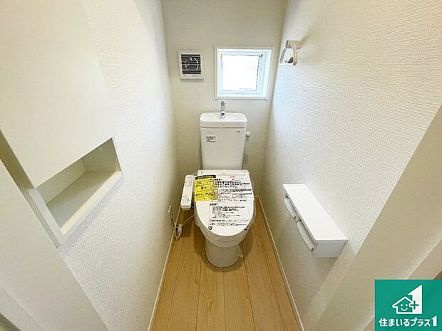 【トイレ】1・2階の2ヶ所にあるので、朝の忙しい時間の順番待ちもなく、深夜の利用にも大変便利です。