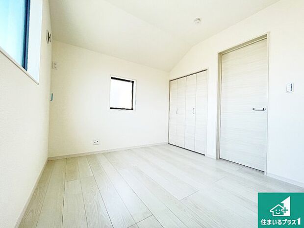 【洋室】シンプルな洋室は、自分好みのインテリアが楽しめます♪ご家族とインテリアや家具を選びに行くのは新築購入時の醍醐味の一つです。ぜひお楽しみください♪