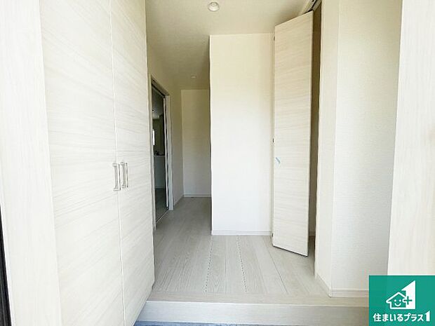 【玄関】シューズボックスにはたくさんの靴が収納できるので玄関周りはいつもスッキリ!ご家族が増えても安心!