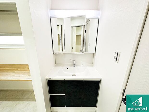 【独立洗面台】清潔感のある洗面台です。フラットな鏡は掃除がしやすく毎日清潔!鏡裏には収納があるのでスッキリとした洗面台が保てます。