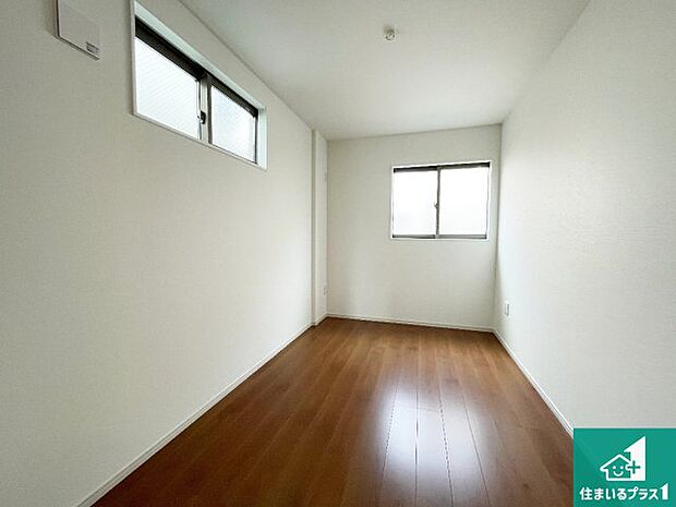 【洋室】シンプルな洋室は、自分好みのインテリアが楽しめます♪ご家族とインテリアや家具を選びに行くのは新築購入時の醍醐味の一つです。ぜひお楽しみください♪