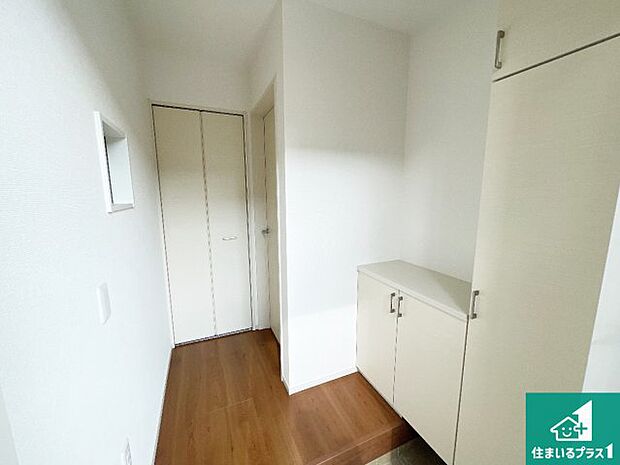 【玄関】シューズボックスにはたくさんの靴が収納できるので玄関周りはいつもスッキリ！ご家族が増えても安心！