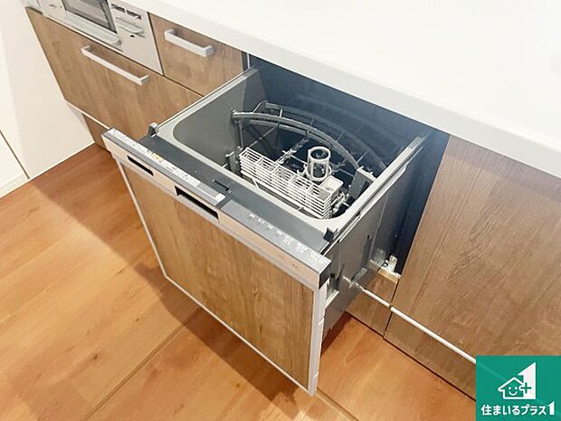 【食器洗い乾燥機】食事後の一仕事、食器洗いをボタン一つでお任せできちゃいます！場所を取らないビルトイン式なので、お料理スペースもしっかり確保！
