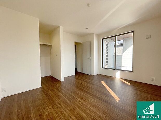 【居間・リビング】シンプルなリビングは、観葉植物等のインテリアを楽しめますね!パパ好みにも、ママ好みにも家具次第で雰囲気を変えることができます!