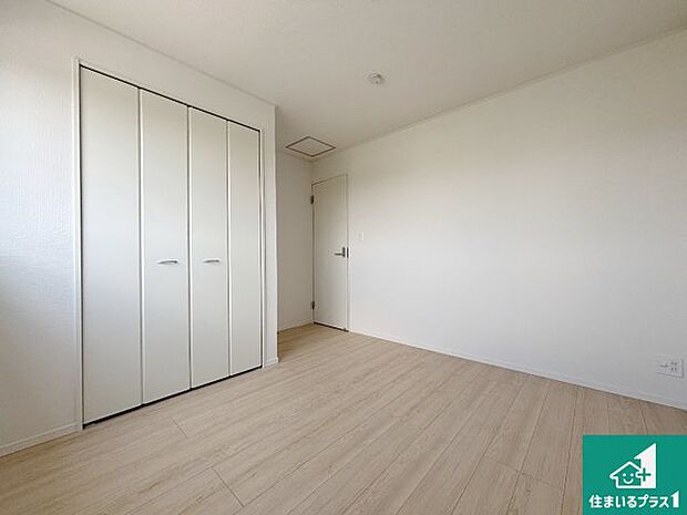 【洋室】シンプルな洋室は、自分好みのインテリアが楽しめます♪ご家族とインテリアや家具を選びに行くのは新築購入時の醍醐味の一つです。ぜひお楽しみください♪