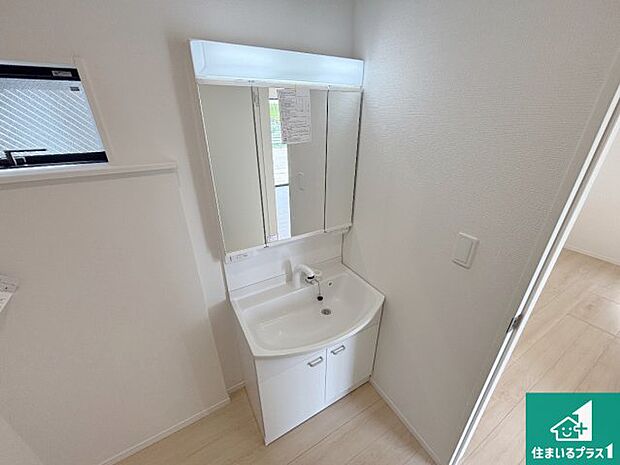 【独立洗面台】清潔感のある洗面台です。フラットな鏡は掃除がしやすく毎日清潔！鏡裏には収納があるのでスッキリとした洗面台が保てます。