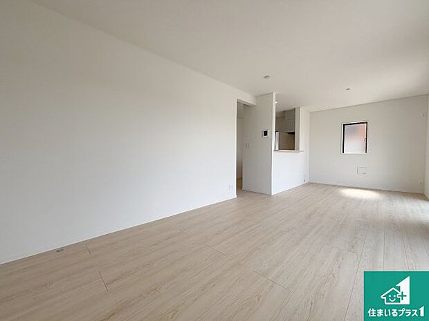 【居間・リビング】日当たり良好の明るいリビングで朝の目覚めもスッキリできそう！対面キッチンでご家族のコミュニケーションも自然と増える設計！小さなお子様が遊ぶスペースを作っても広々とくつろげるLDK！