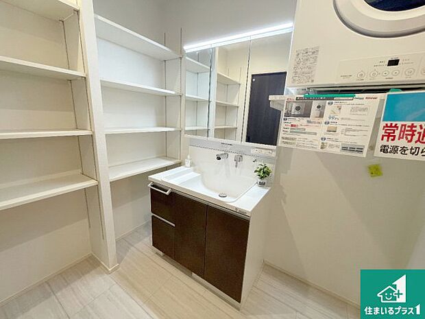 【独立洗面台】清潔感のある洗面台です。フラットな鏡は掃除がしやすく毎日清潔！鏡裏には収納があるのでスッキリとした洗面台が保てます。