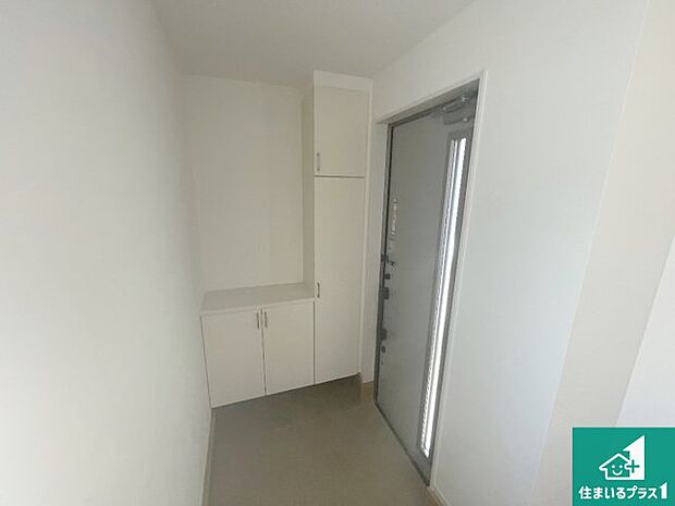 【玄関】シューズボックスにはたくさんの靴が収納できるので玄関周りはいつもスッキリ!ご家族が増えても安心!