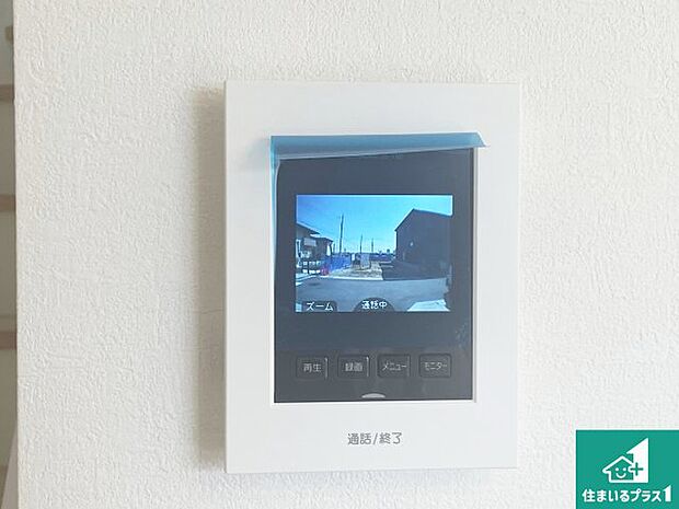 【カラーモニターインターホン】声だけでなく来訪者の姿や顔がモニターで確認できるので、小さなお子様がいらっしゃるご家庭でも安心できます!